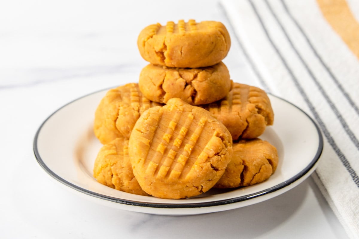 Homemade no-bake dog treats made with peanut butter and pumpkin on a plate.