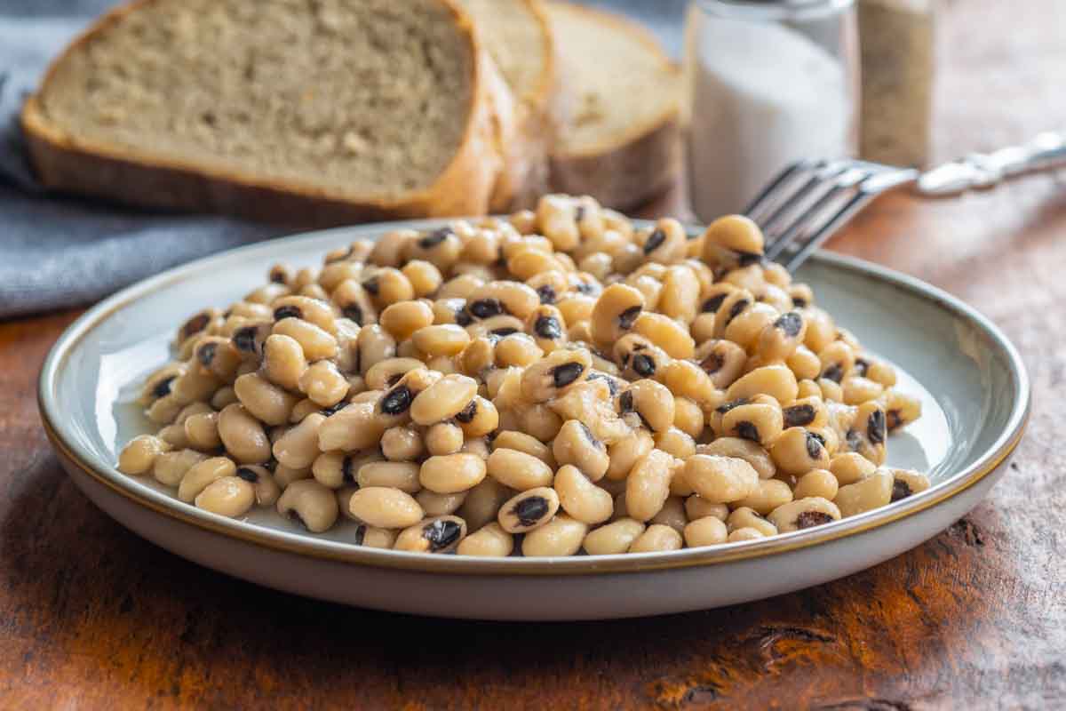 cooked black eyed peas on a plate.