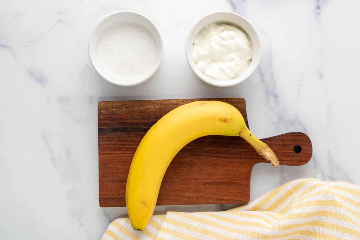 ingredients for a banana smoothie for dogs.