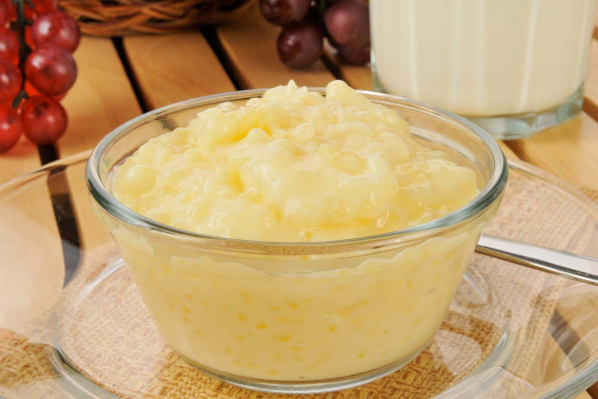 Tapioca pudding in a glass bowl.