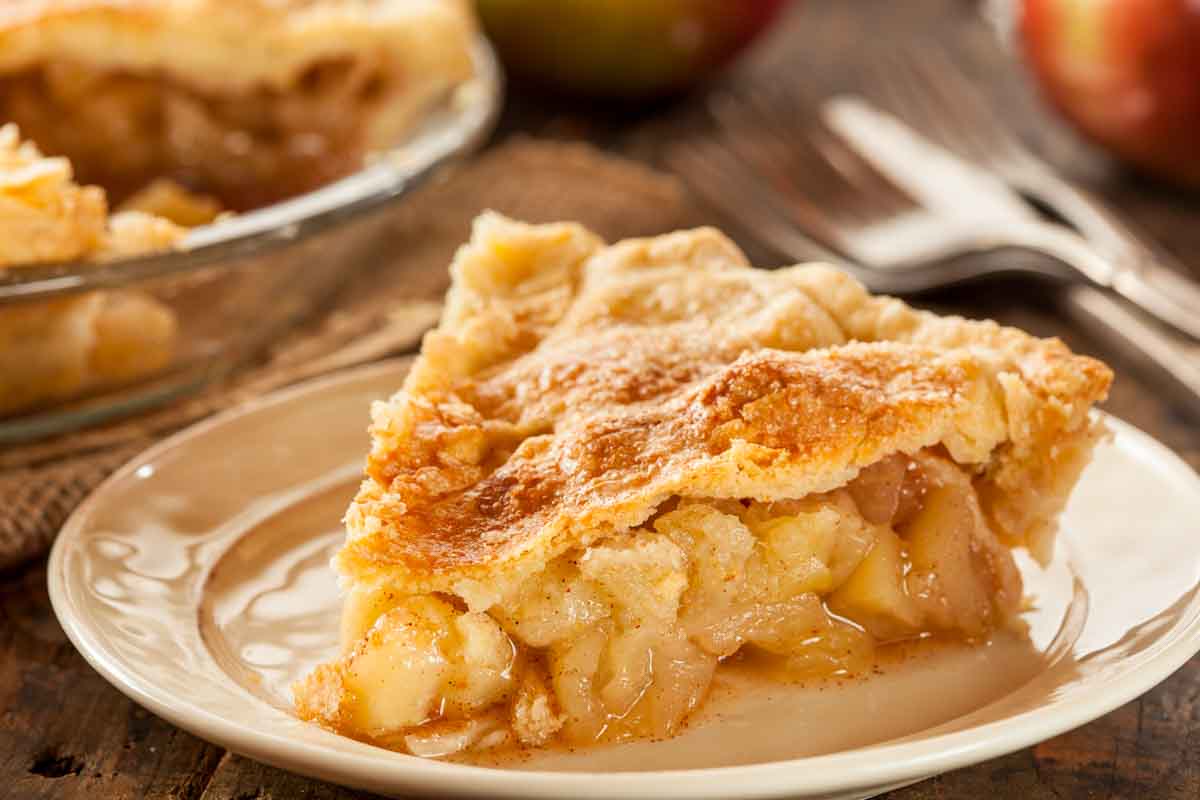 Apple pie slice on a plate.