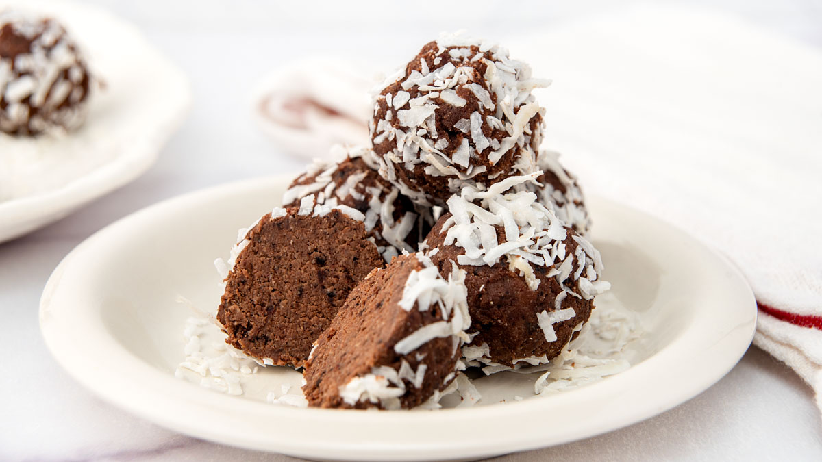 Homemade Red Velvet Truffles for Dogs (Easy No-Bake Recipe)