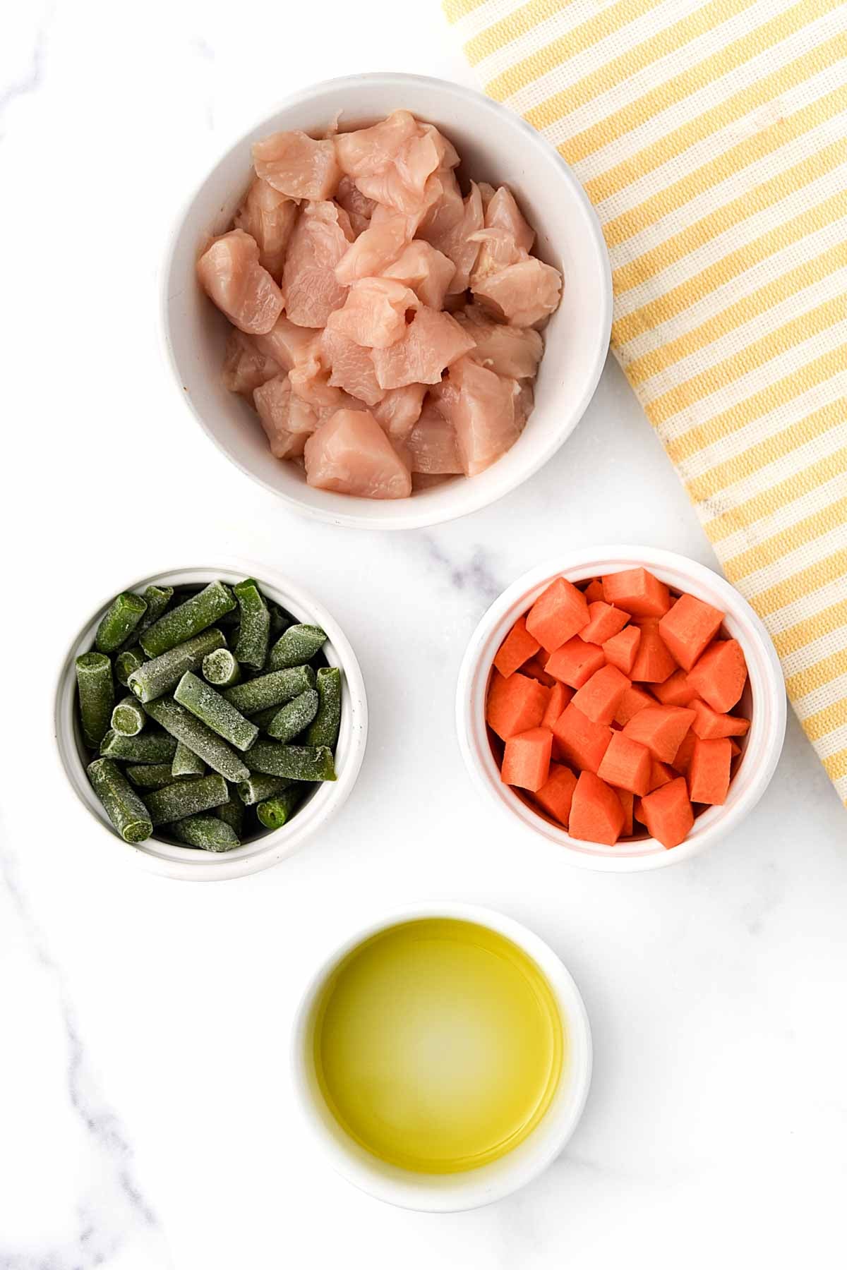 Chicken, green beans, carrots, and olive oil.